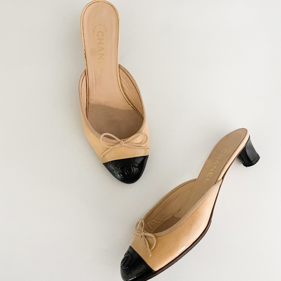 Chanel Iconic "CC" Tan & Black Toe Cap Bow Kitten Mule Heels (US 8 / IT 38.5) - Picture 5 of 5